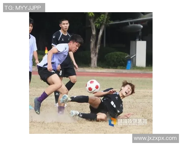 足球球星进球后激情奔跑瞬间展现奋力拼搏与荣耀时刻